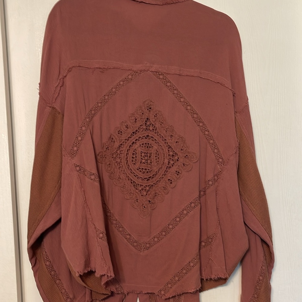 NWOT Miss Me distressed blouse with embroidery details rust/ mauve color size l